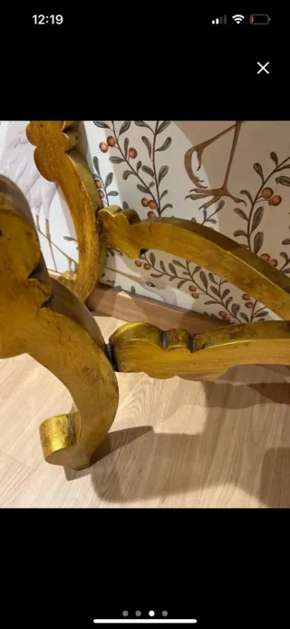 Mueble recibidor dorado diseño curvo