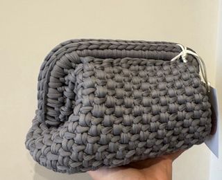 Clutch grigia in maglia