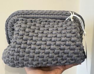 Clutch grigia in maglia