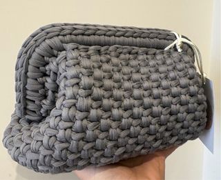 Clutch grigia in maglia