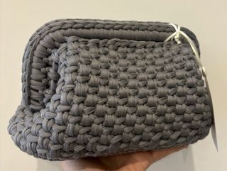 Clutch grigia in maglia