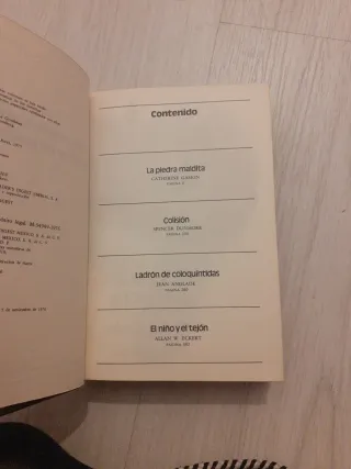 Libro con varios títulos: la piedra maldita...