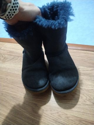 Botas UGG azules con lazo