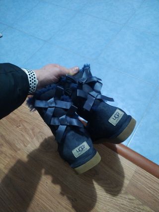 Botas UGG azules con lazo