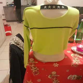 Maglia verde lime con righe nere