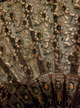 Abanico Vintage Chantilly Negro y Dorado