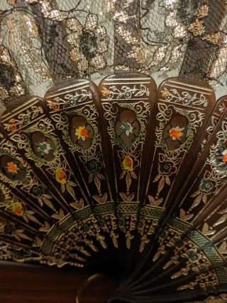 Abanico Vintage Chantilly Negro y Dorado