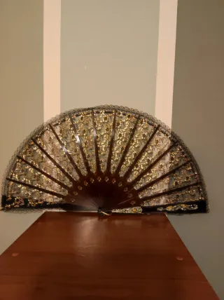 Abanico Vintage Chantilly Negro y Dorado