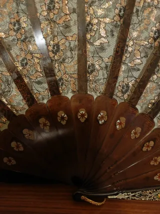 Abanico Vintage Chantilly Negro y Dorado