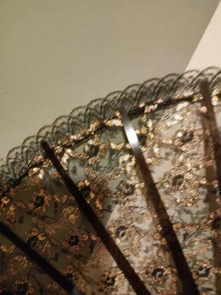 Abanico Vintage Chantilly Negro y Dorado