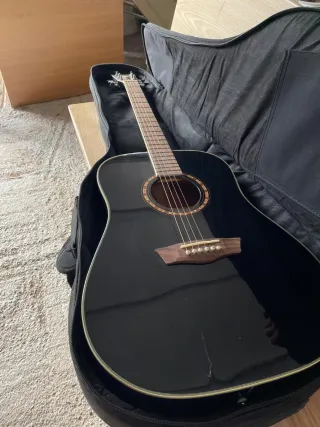 Guitarra Acústica Washburn Negra y funda