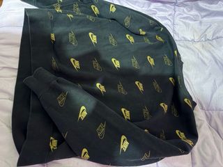 Sudadera Nike Negra y Dorada mujer Logo Repetido