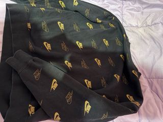 Sudadera Nike Negra y Dorada mujer Logo Repetido