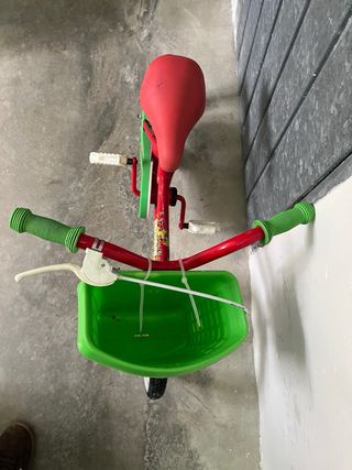 Bicicleta infantil roja con cesta