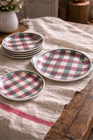 Juego de platos de cerámica a cuadros