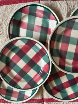 Juego de platos de cerámica a cuadros