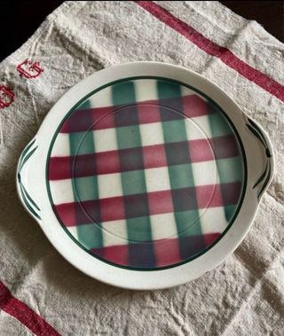 Juego de platos de cerámica a cuadros