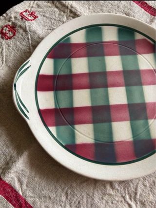 Juego de platos de cerámica a cuadros