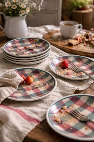Juego de platos de cerámica a cuadros