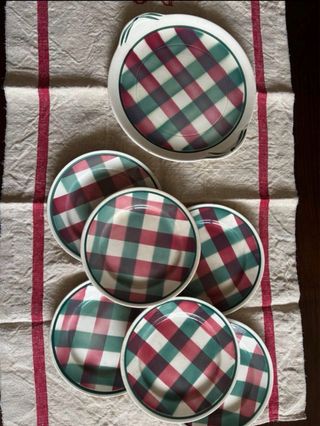 Juego de platos de cerámica a cuadros