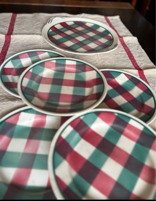 Juego de platos de cerámica a cuadros