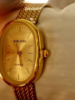 Reloj SUNLIFEX dorado ovalado