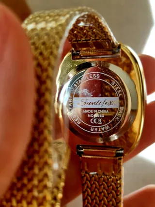 Reloj SUNLIFEX dorado ovalado