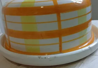 Quesera cerámica amarillo, naranja  y blanco