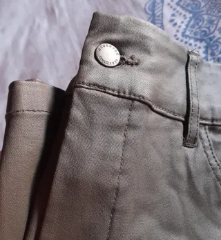 Falda Reserved efecto encerado verde T.42-44