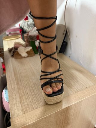 Sandalias plataforma negras atadas