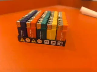 7 Cajas de 50 mecheros recargables con frases