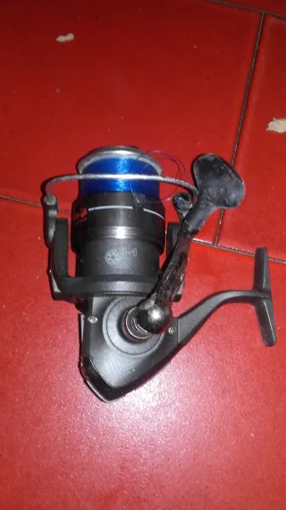 Carrete de pesca con sedal azul