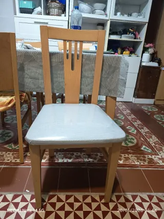 4 Sillas de comedor de madera y tela