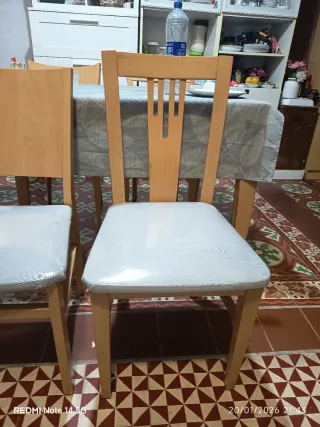 4 Sillas de comedor de madera y tela