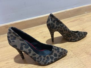 Zapatos de tacón con estampado de leopardo