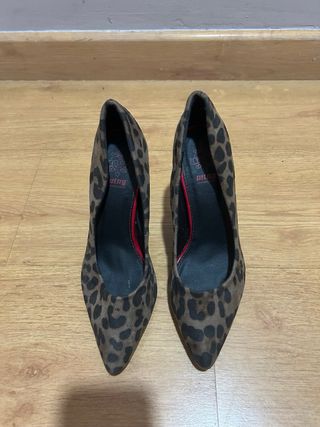 Zapatos de tacón con estampado de leopardo