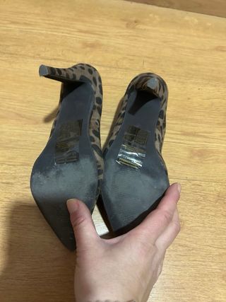 Zapatos de tacón con estampado de leopardo