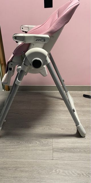 Trona bebé rosa y bandeja verde