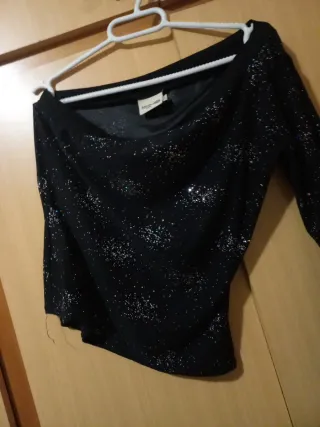 Blusa negra con pedrería