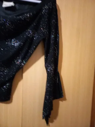 Blusa negra con pedrería