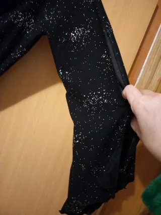 Blusa negra con pedrería