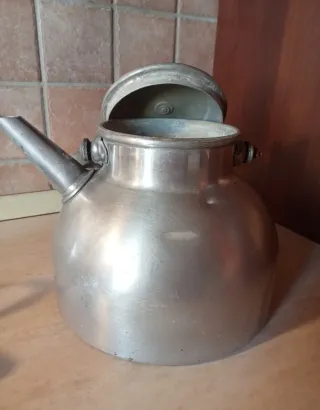 Bollitore antico in alluminio