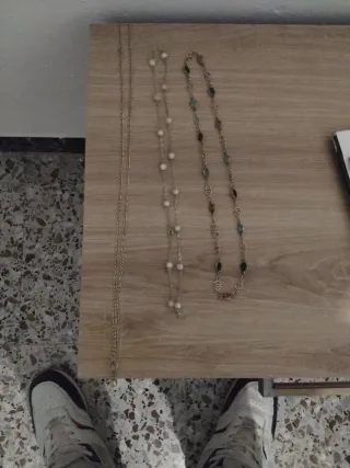 Tres collares de bisutería