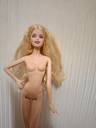 Barbie bionda con orecchini dorati