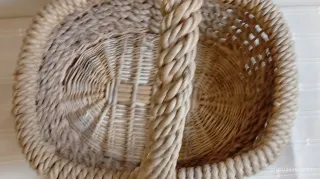 Cesta de mimbre con asa