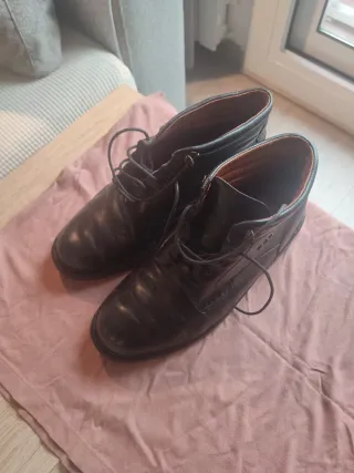 Botas de piel para hombre, marca Fluchos.