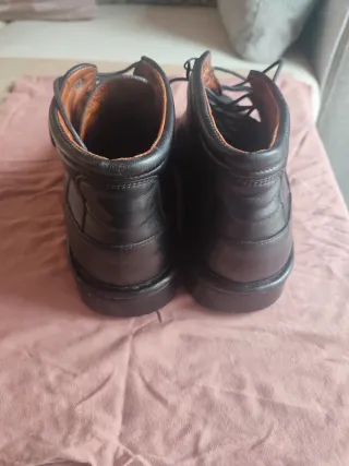 Botas de piel para hombre, marca Fluchos.