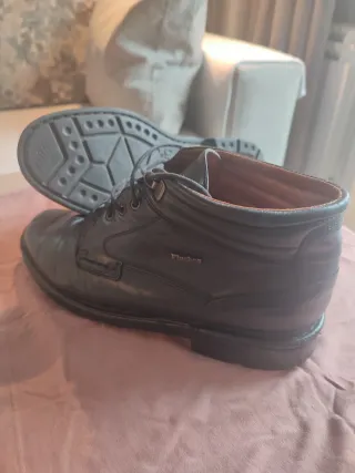 Botas de piel para hombre, marca Fluchos.