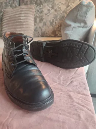 Botas de piel para hombre, marca Fluchos.