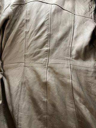 Abrigo de piel beige/gris con cuello de pelo real